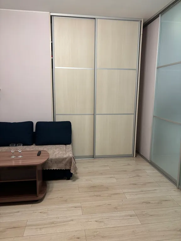 Уютная, чистая квартира в удобном районе, имеется водонагреватель.