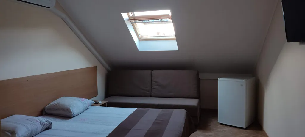 Трехместный номер с удобствами в мансарде