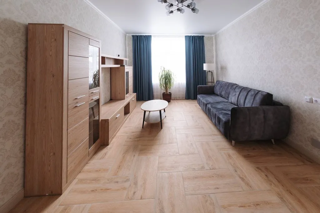 Дом с бассейном в тихом месте, недалеко от моря