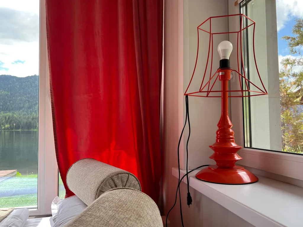 Дом америка на берегу телецкого озера