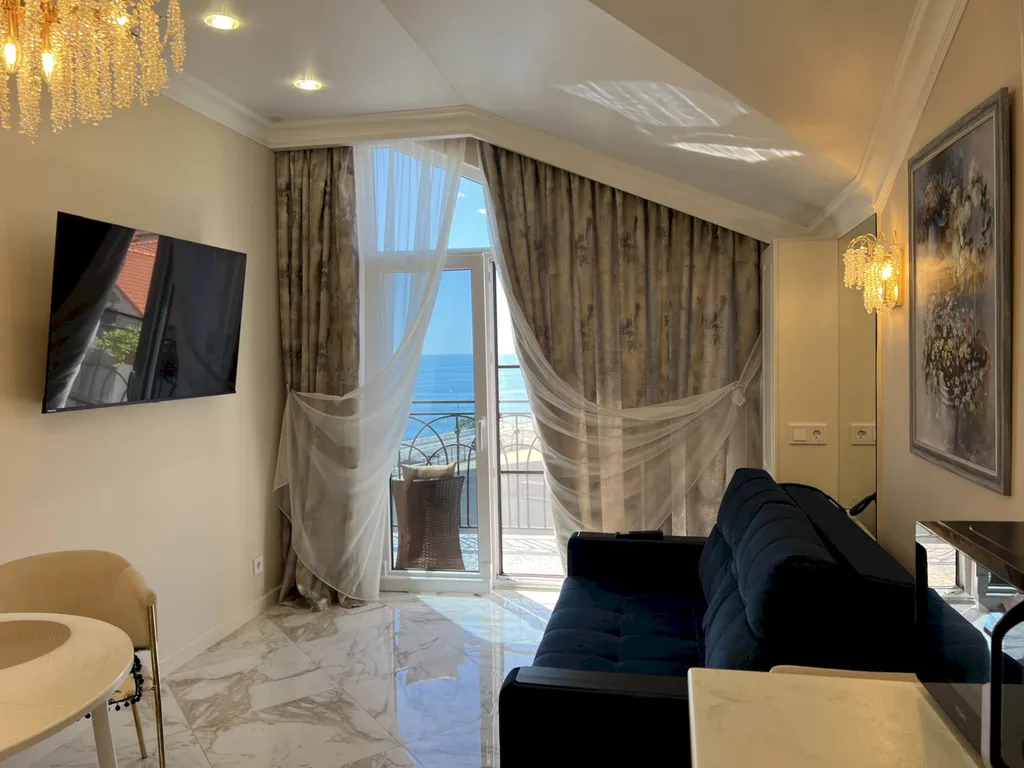 Квартира с балконом и видом на открытое море, Толстый мыс