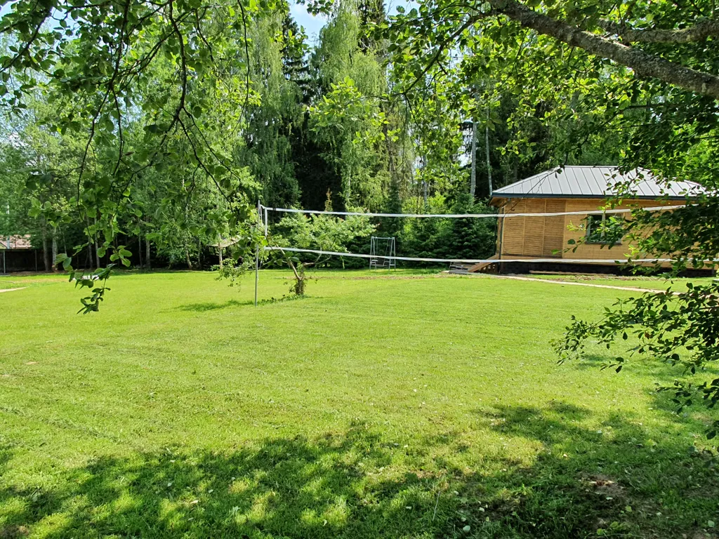 Уютный дом в лесу рядом с речкой