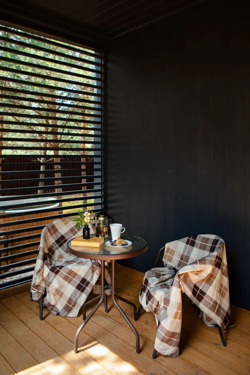 Дом с сауной и горячим чаном на участке с соснами