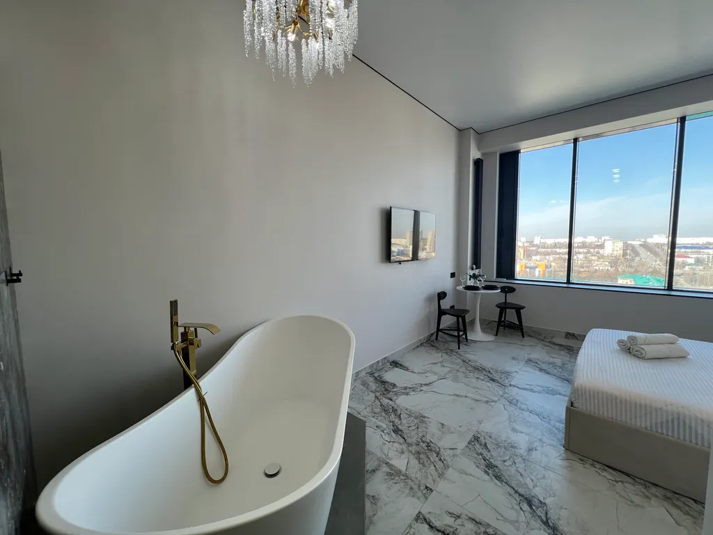 Шикарная студия с панорамой и красивой ванной