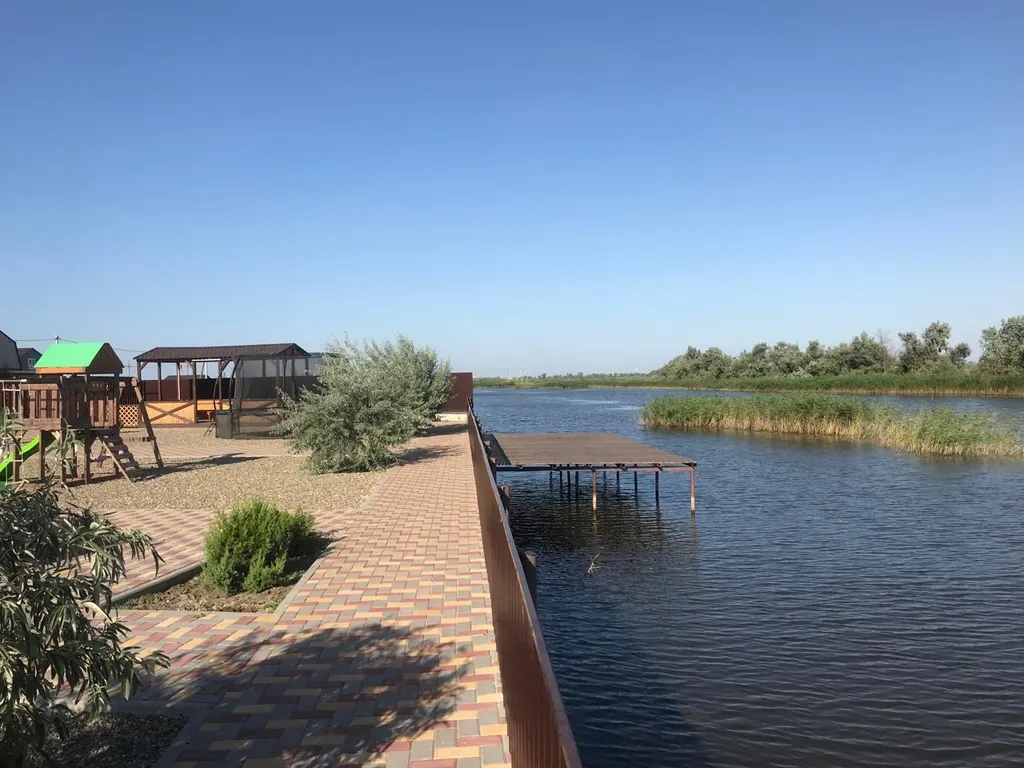 Уютные домики у канала