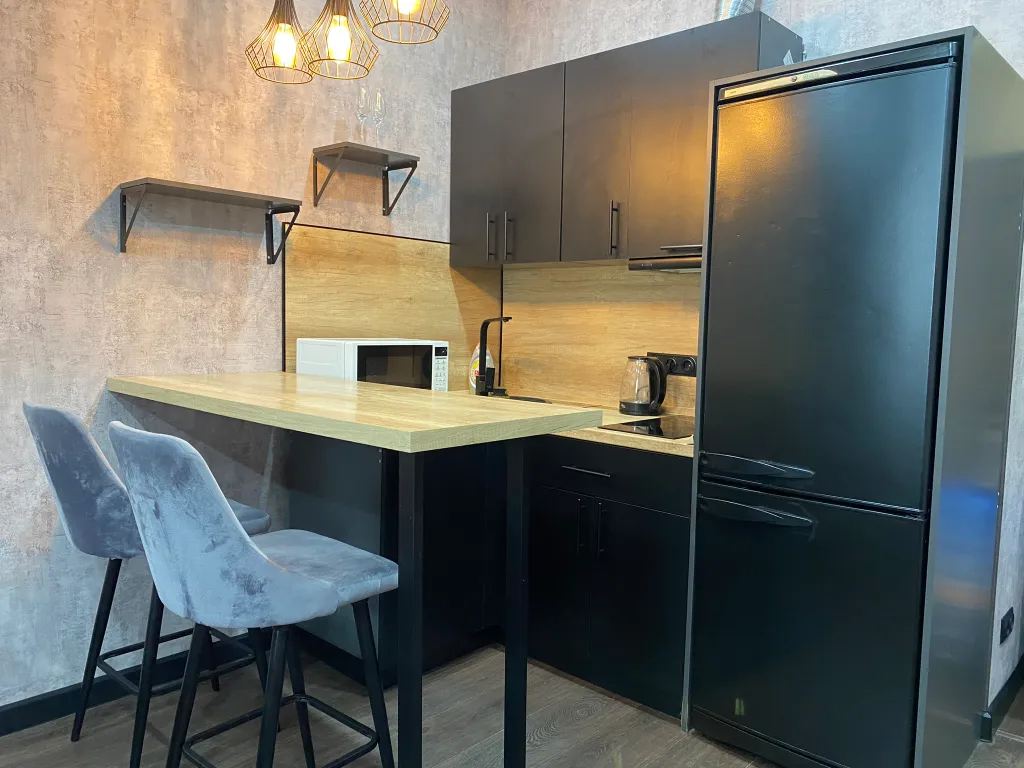 Уютная современная квартира с парящей кроватью с подсветкой