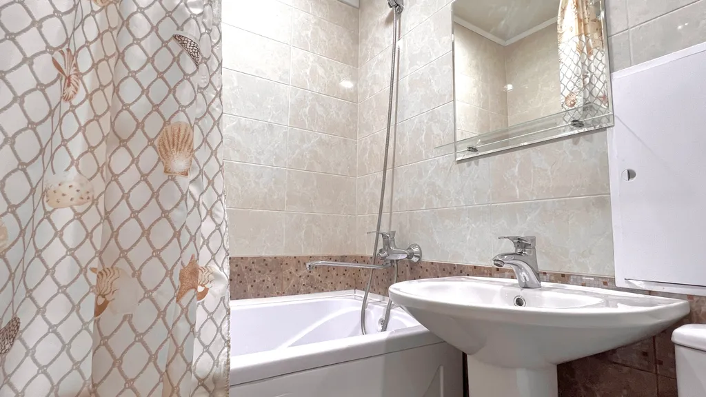 Проживание возле бювета и городского озера с видом из окна на гору