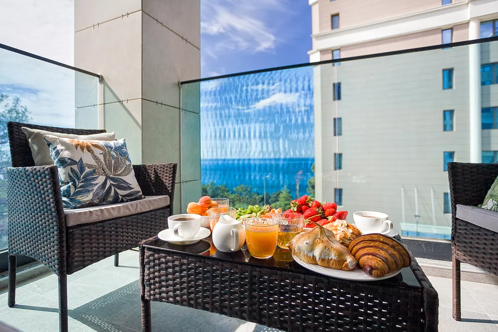 Золотой Ананас с видом на море