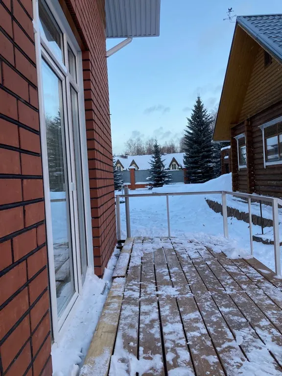 Дом в два этажа с двумя спальнями и гостиной, летний бассейн, баня