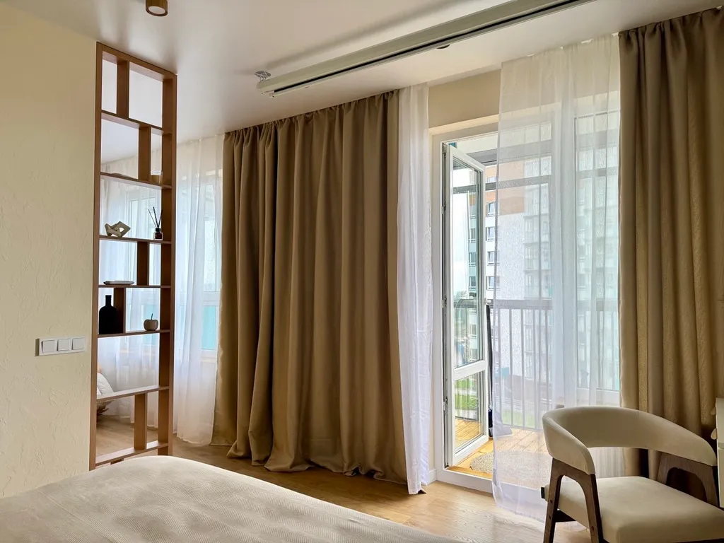 Студия бохо у набережной, с сауной, массажным креслом, проектором