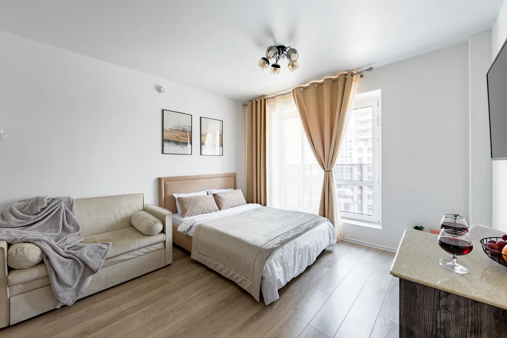 Стильная студия с балконом у метро