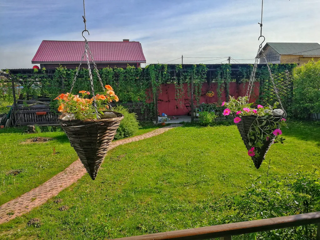 Просторный дом с живописным садом