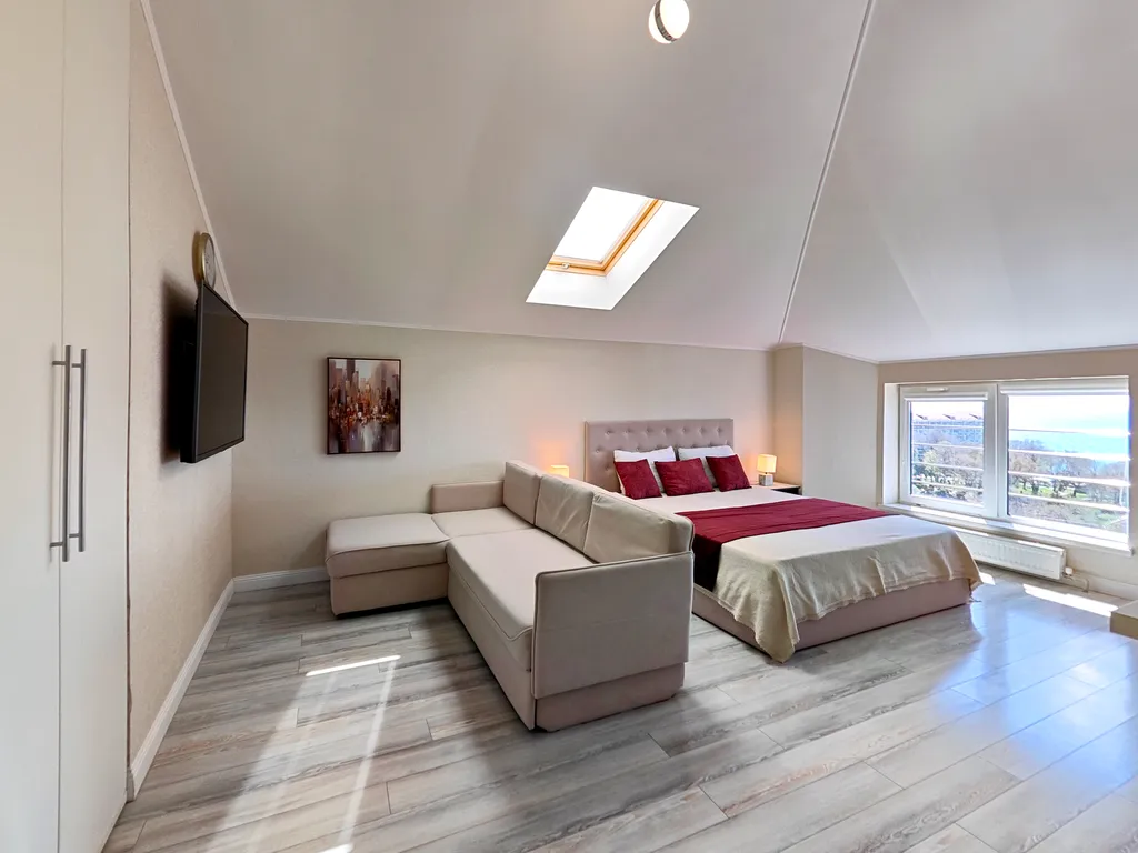 Шикарная мансарда с панорамным видом на море