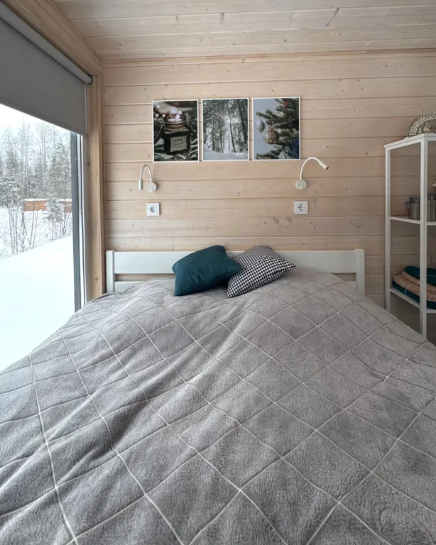 Уютный домик с панорамным окном и видом на лес