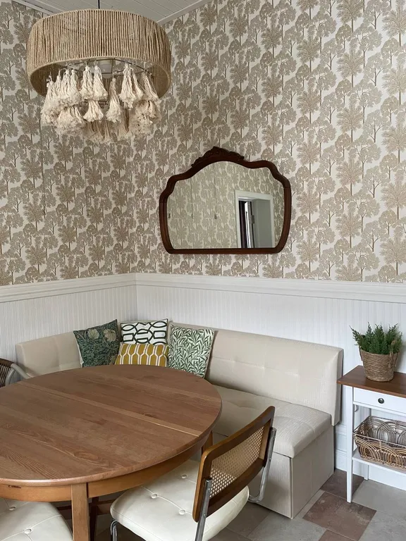 Дом с бассейном у леса