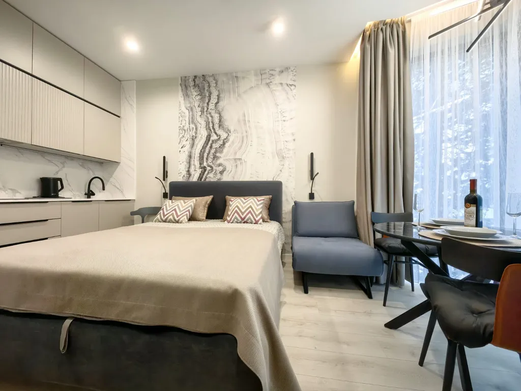 Дизайнерский апартамент с видом на бассейн