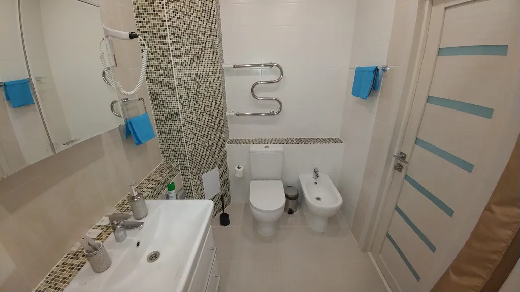 Светлая квартира- студия в голубых тонах с красивым видом на город