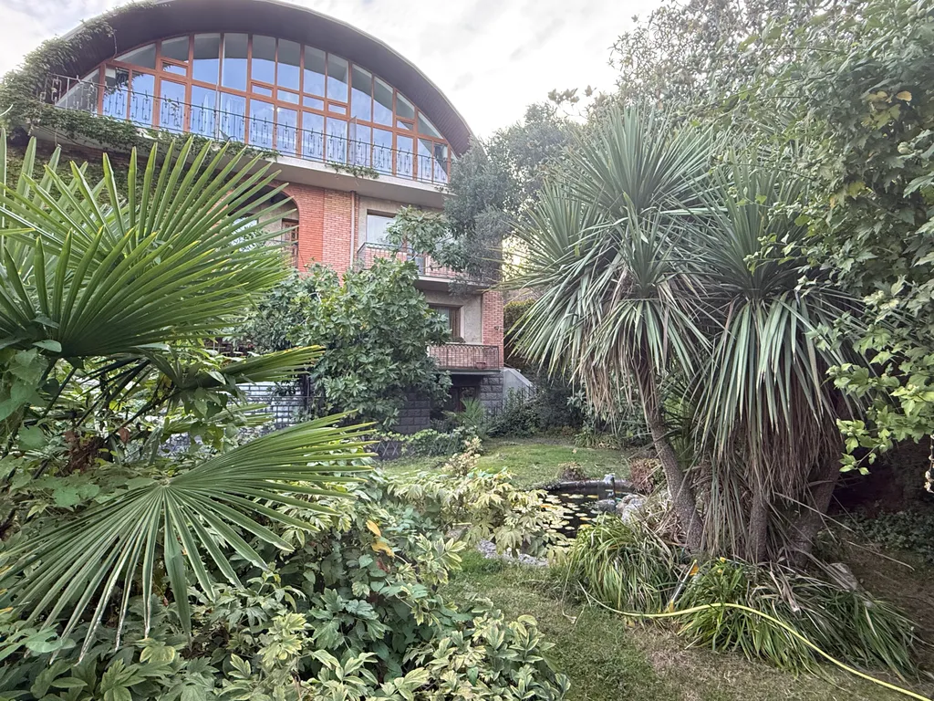 Солнце Ялты у моря с теплым бассейном