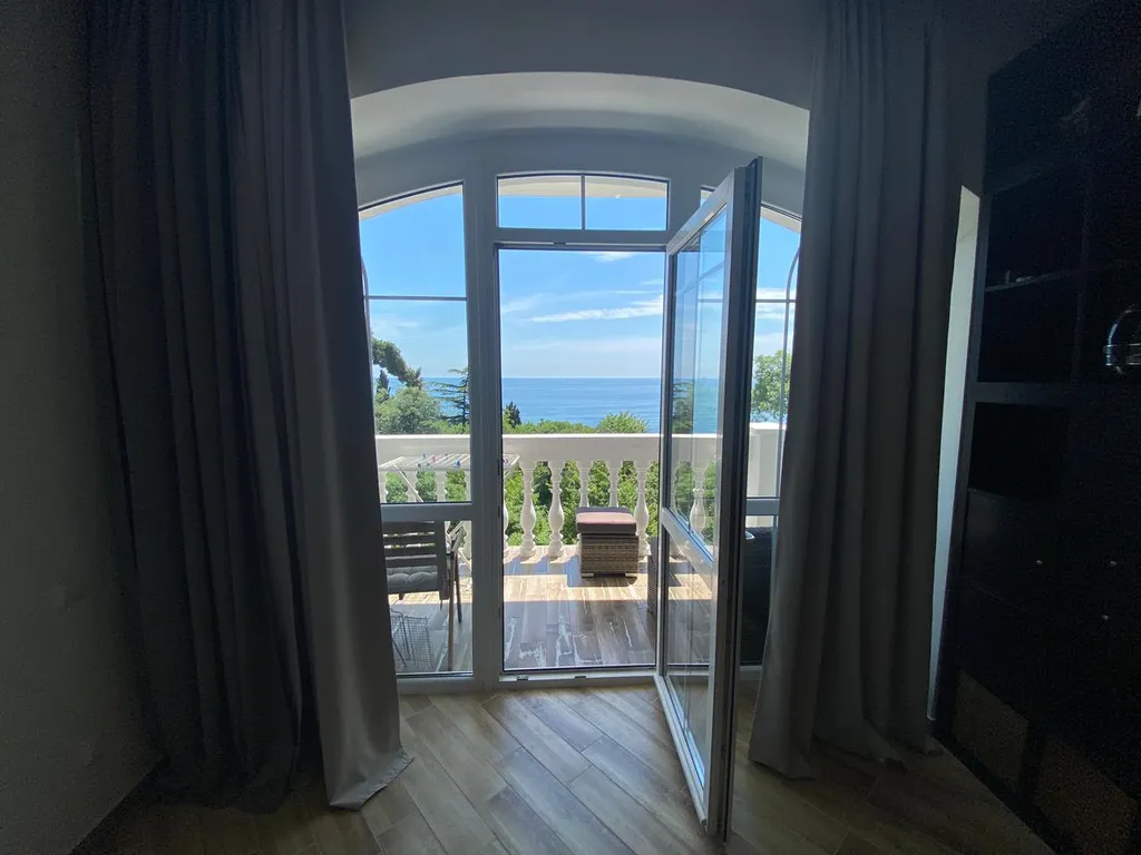 Квартира Шикарная современная студия на берегу моря — аренда посуточно в Алупка