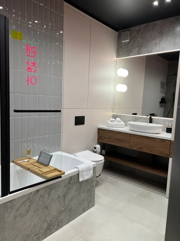 Люксовая 2-комнатная квартира с дизайнерским ремонтом