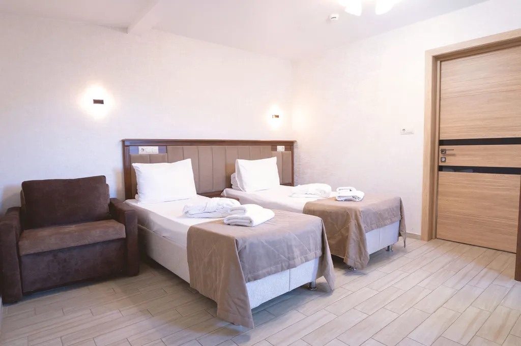 Трёхместный номер с балконом, вид на горы, доступен бассейн