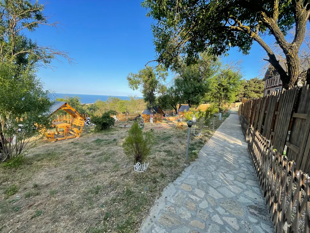 Уютный домик видом на город Дербент 5000 лет и на крепость Нарын-кала