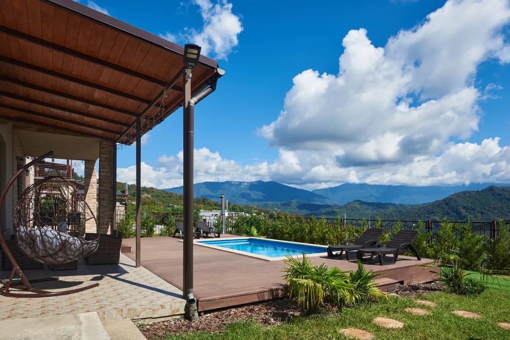 Видовой коттедж с бассейном и сауной