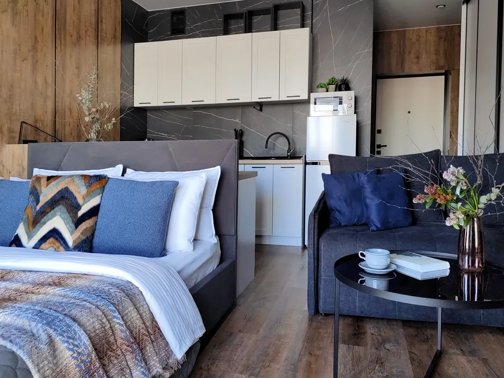 Полёт стрижа с залипательным видом и балконом