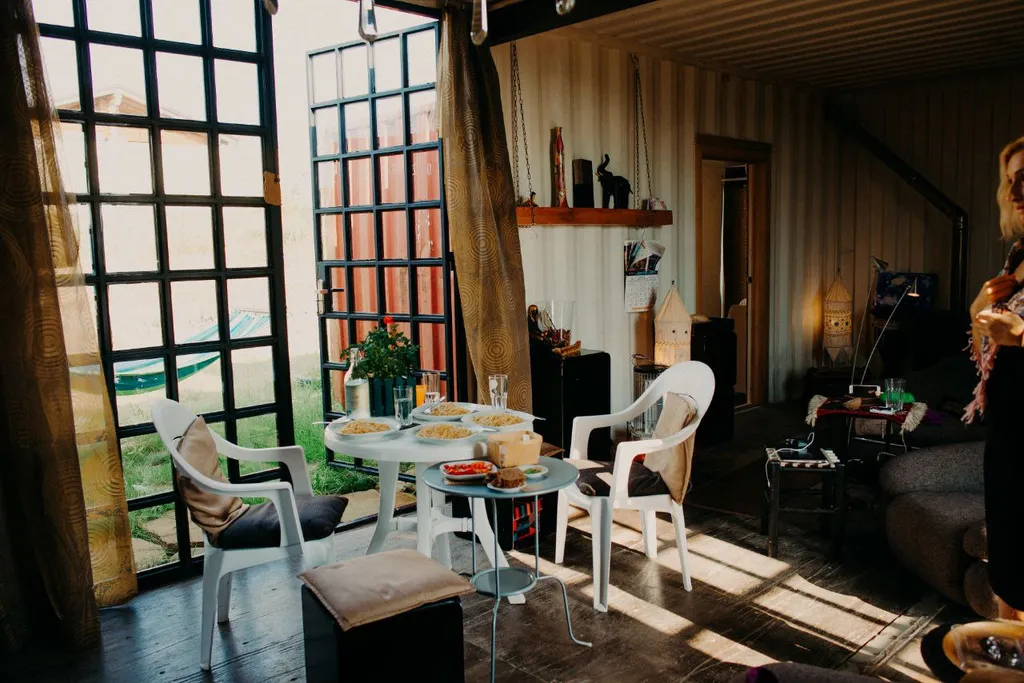 AirBed на веранде творческой дачи из морских контейнеров