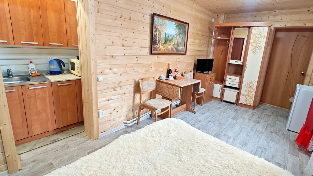 Красная студия старт с кухней и ванной комнатой