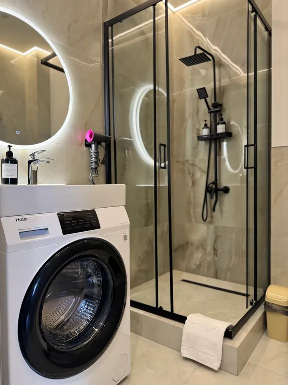 Зелёная современная квартира-студия недалеко от Горного Воздуха