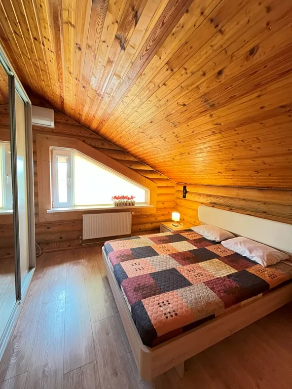 Уютный деревянный дом с видом на горы