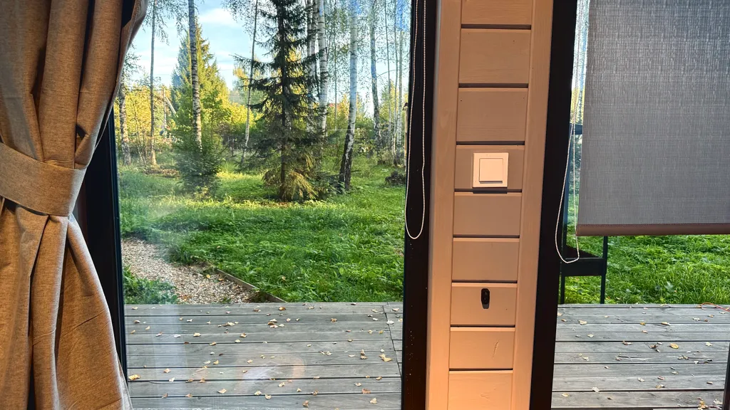 Студия в лесу с панорамным остеклением и террасой.