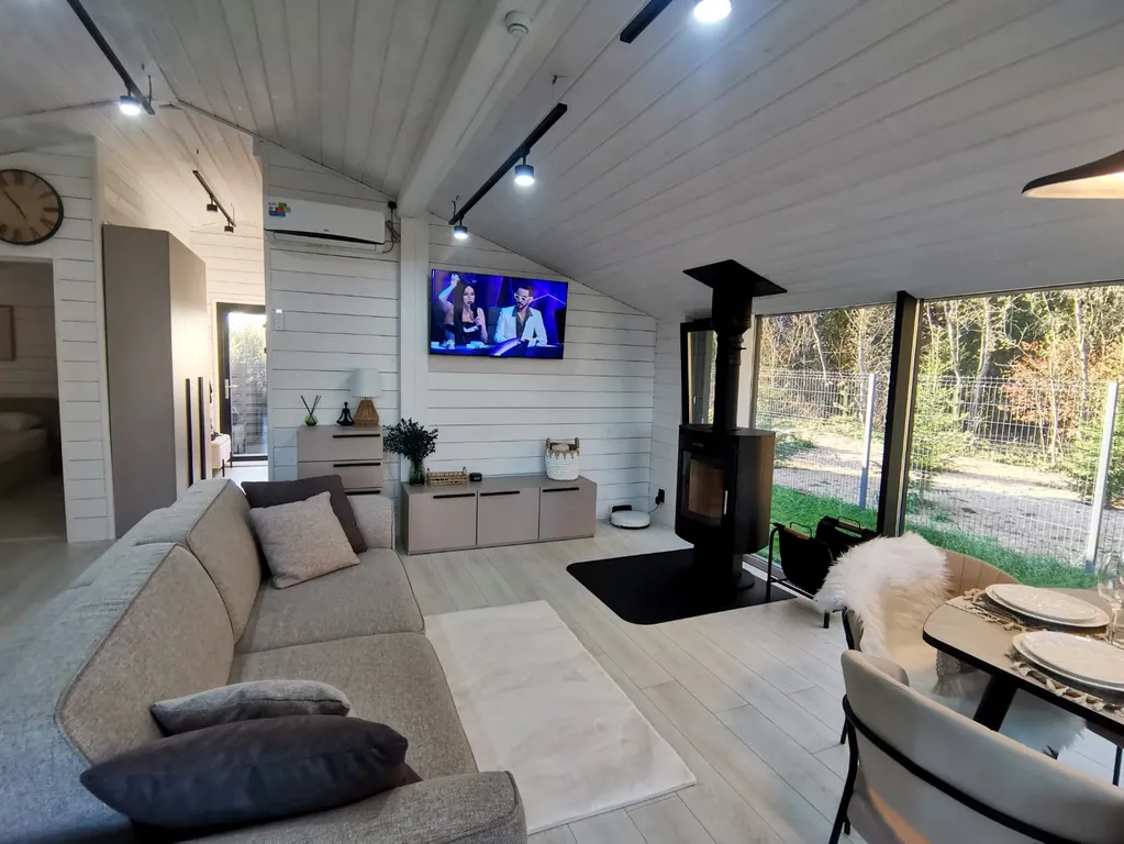 Панорамный дом в окружении леса на берегу водохранилища