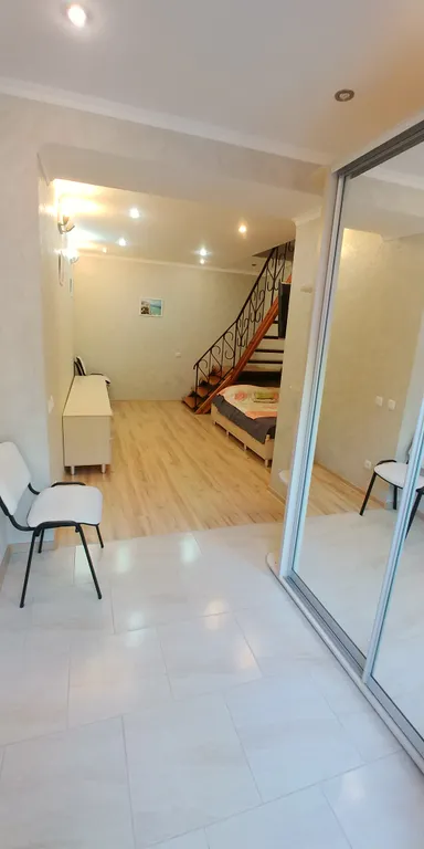 Жилой дом с внутренним двориком, рядом море