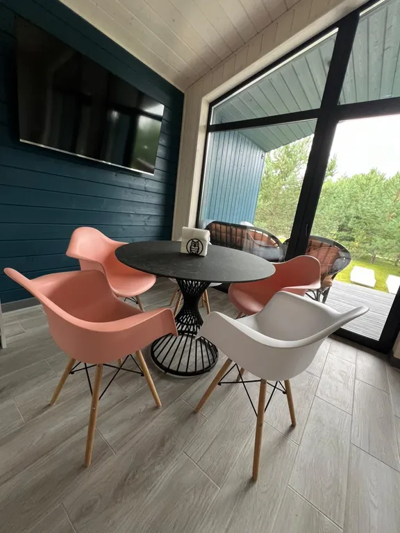 Уютный дoмик c паноpaмными окнами на лес