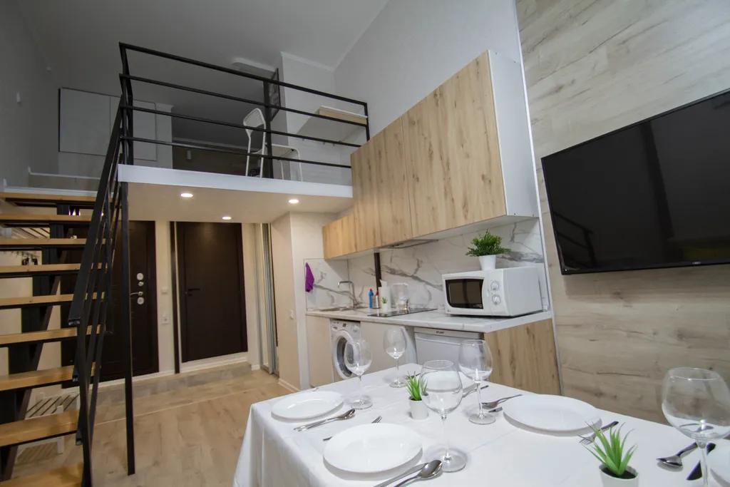 Двухъярусная студия с дизайнерским ремонтом