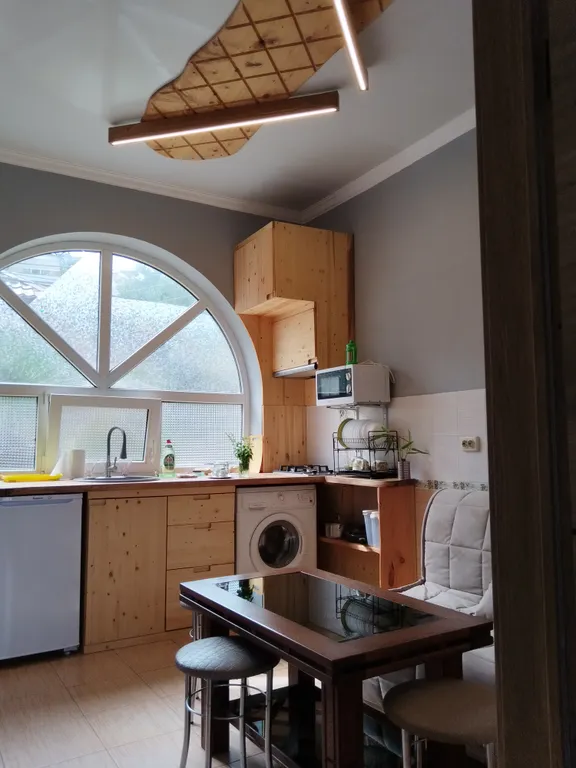 Уютная квартира на тихой зелёной улице с видом на горы