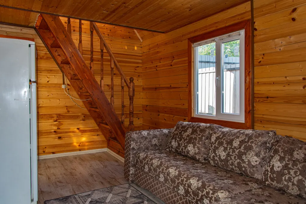 Деревянный экодом в идеально чистом месте