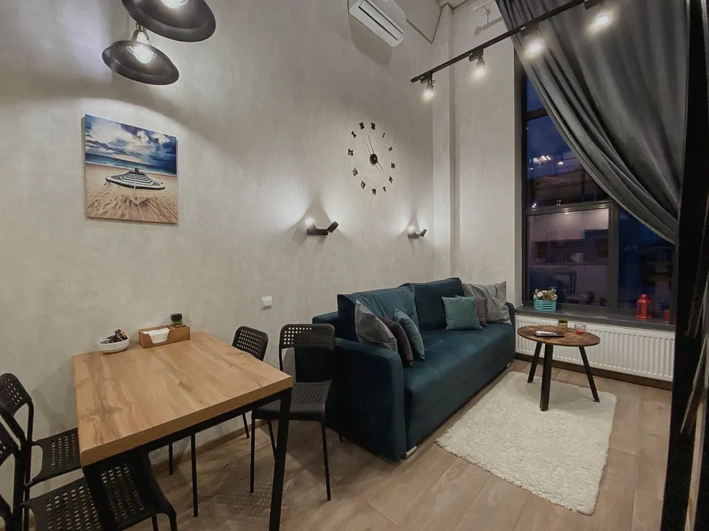 Дизайнерская двухуровневая квартира с панорамными окнами