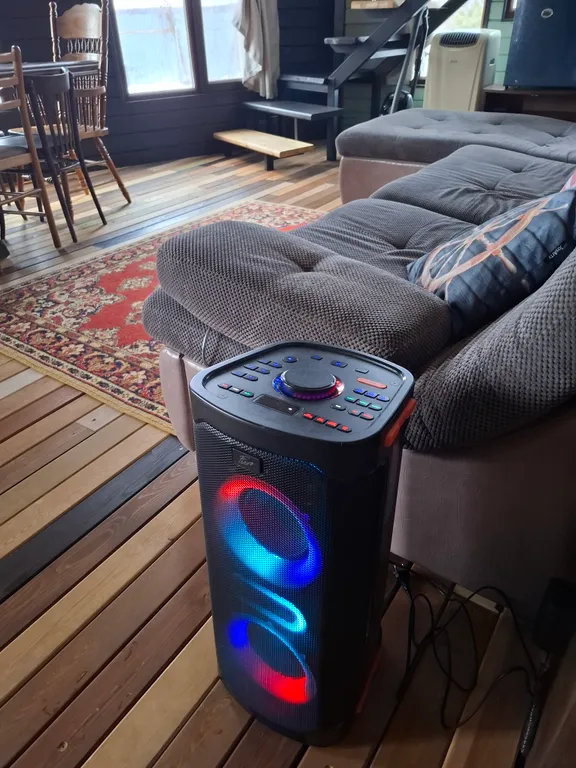 Дом с кораблем на берегу реки