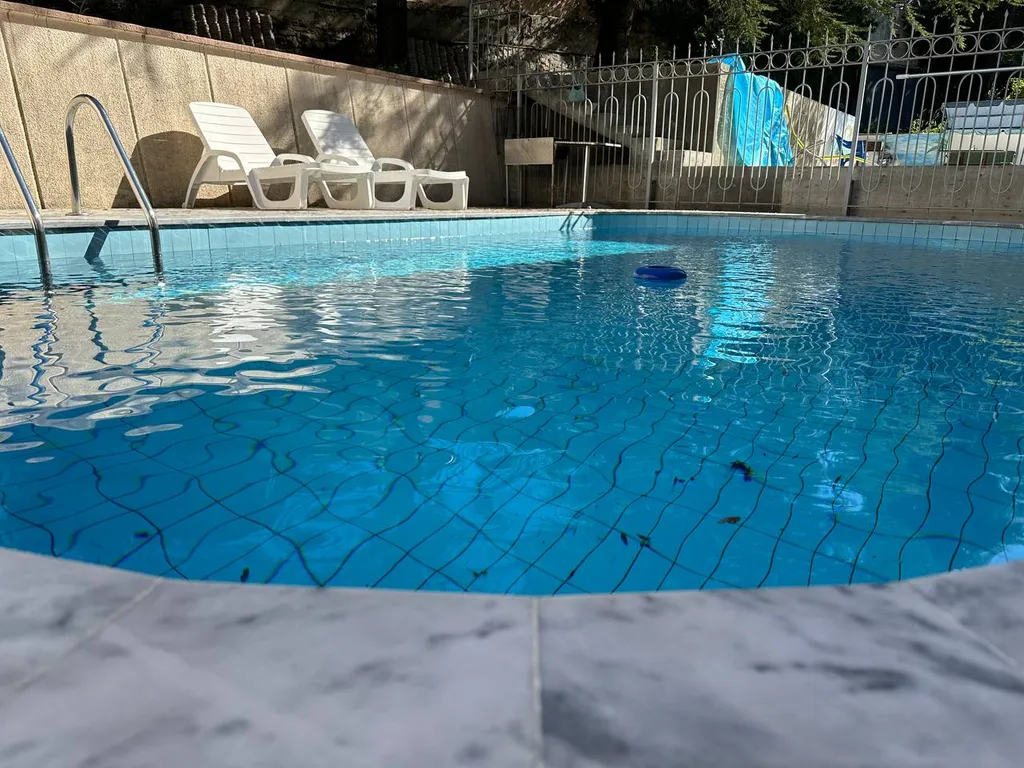 Солнечная студия со своим двориком и летним бассейном