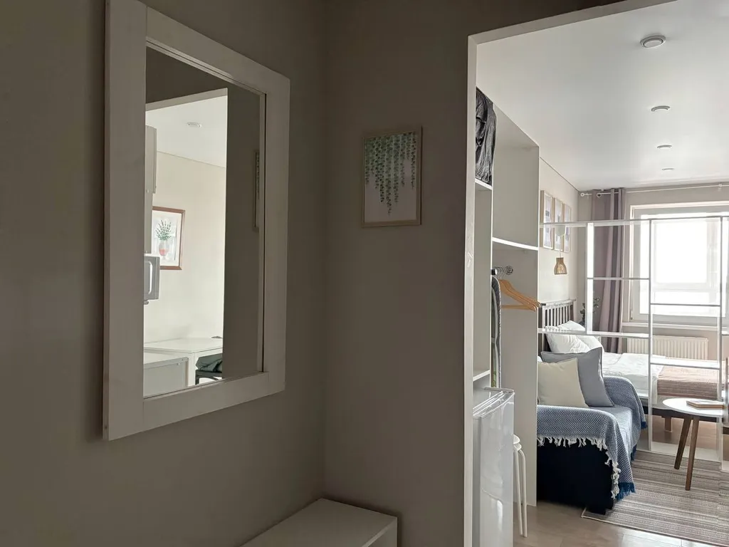 Студия с видом на город