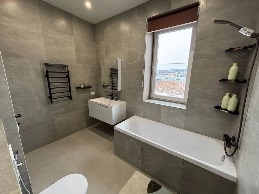 Просторный дом с собственной территорией и настоящим камином