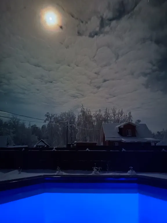 Уютный дом с панорамными окнами и бассейном на участке 15 соток