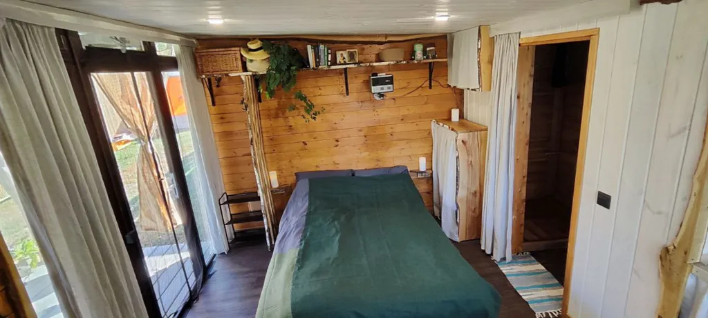 Дом-берлога в лесу с видом на горы