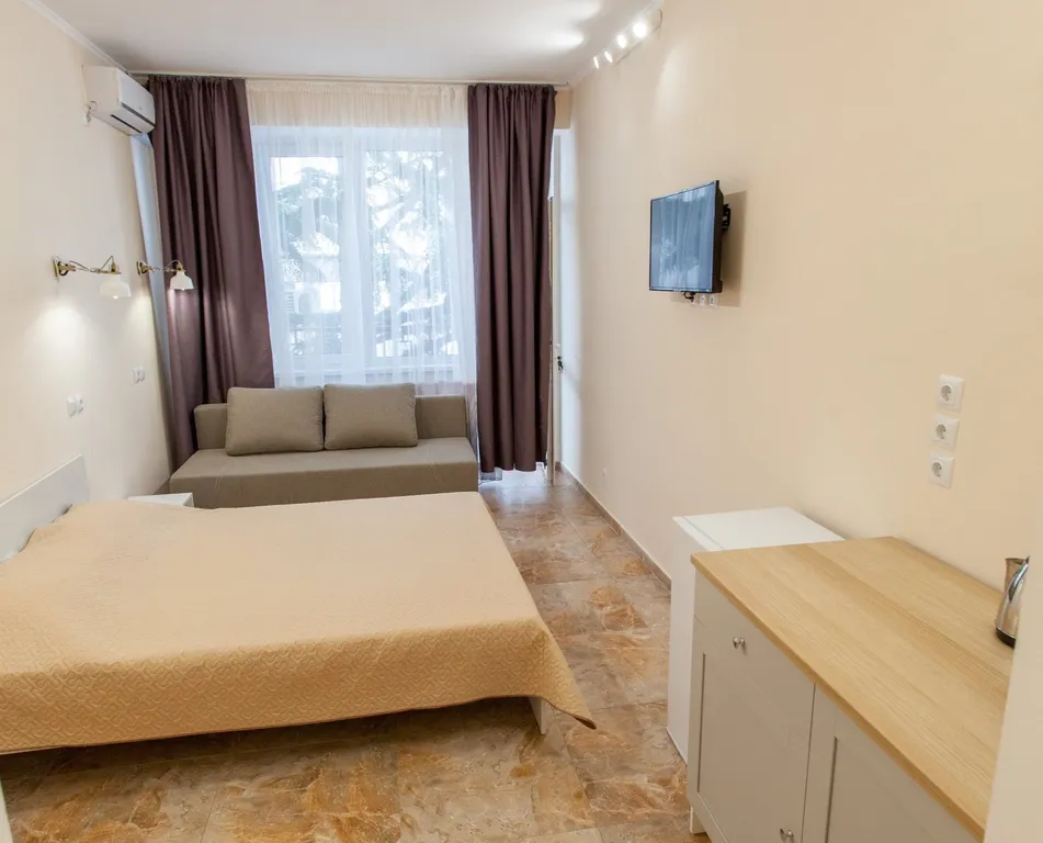 Квартира с балконом, вид во дворик отеля — аренда посуточно в Кореиз