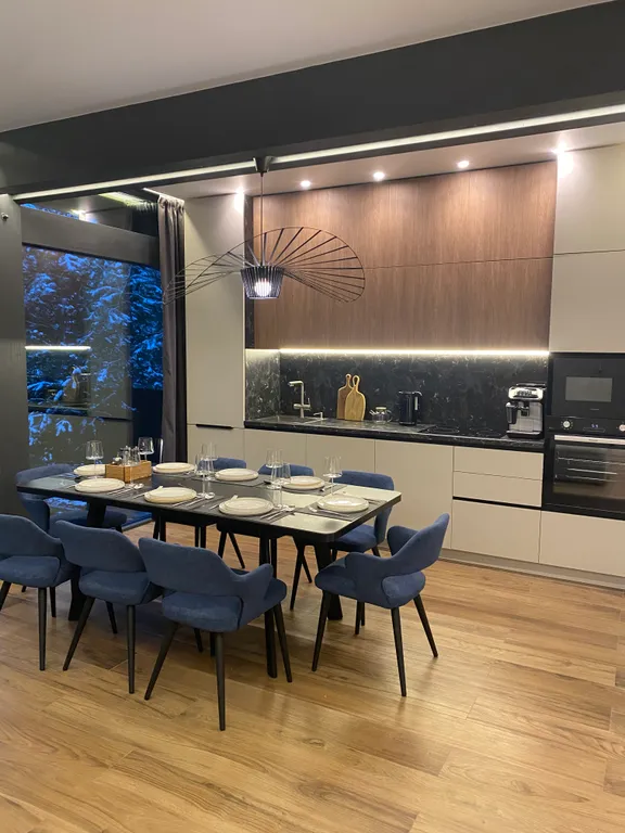 Премиальный загородный дом с теплым бассейном, на берегу