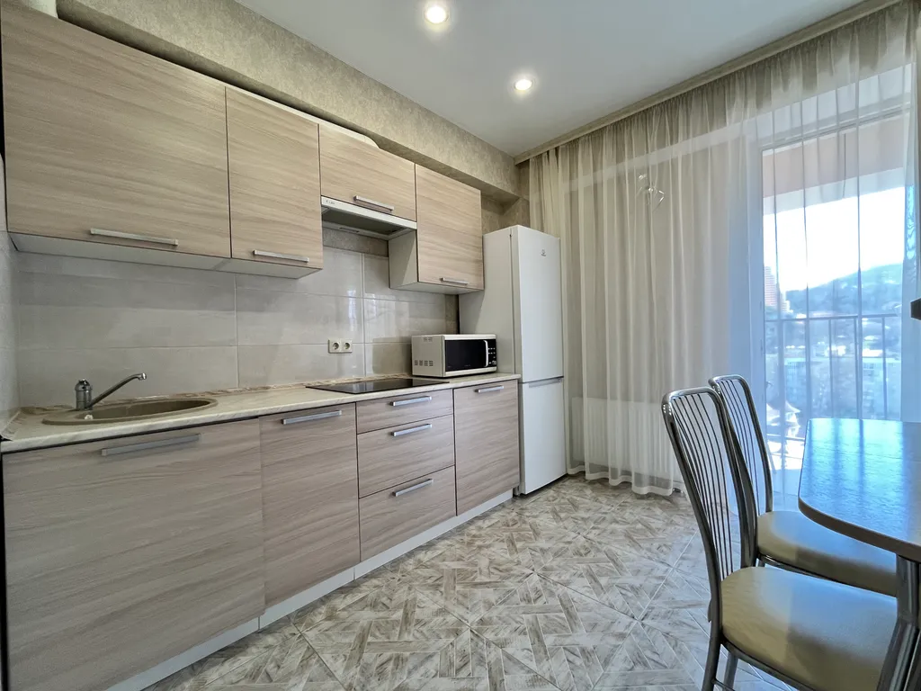 Квартира у моря с выделенной спальней и отдельной кухней