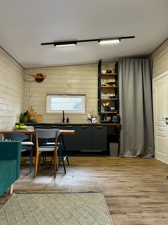 Дом с чаном на берегу реки